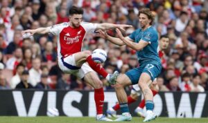 Arsenal dùng đứng đầu bảng nhưng không có phong độ ấn tượng